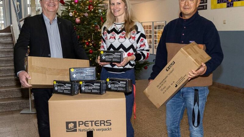 Ukraine-Hilfe in Rheinberg: TuS 08 unterstützt Amplonius-Spendenaktion mit Verbandskästen