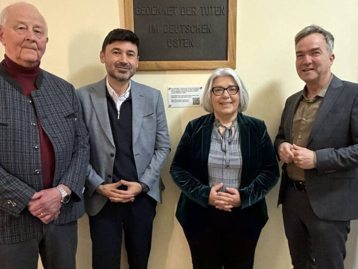 Erinnerung an deutsche Vertriebenenschicksale: Kupfertafel findet neue Heimat im Dülkener Rathaus