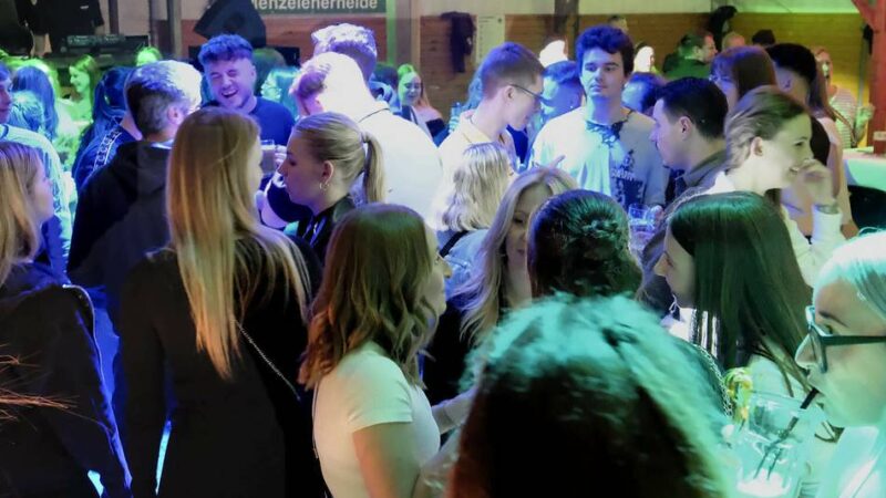 Bierstraße mitten in Menzelen: Vorverkauf für Niederrheinisches Bierfest startet