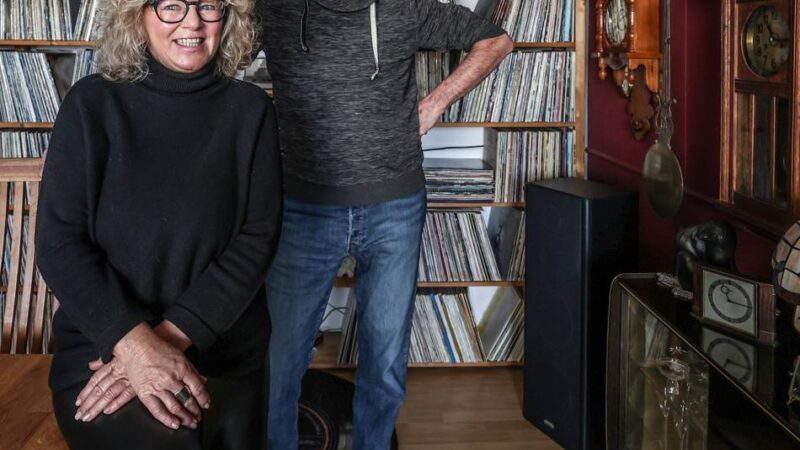 Kaarster Paar sammelt Schallplatten und Wanduhren: „Bei der Zeitumstellung habe ich immer gut zu tun“