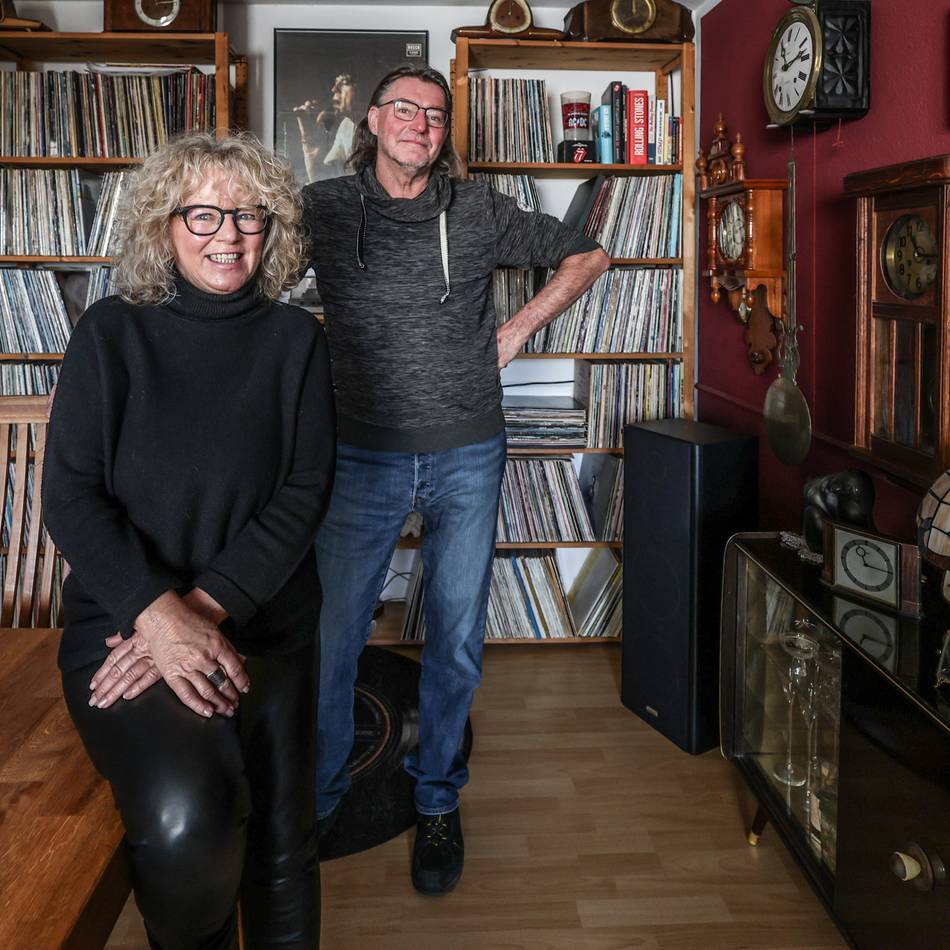 Kaarster Paar sammelt Schallplatten und Wanduhren: „Bei der Zeitumstellung habe ich immer gut zu tun“