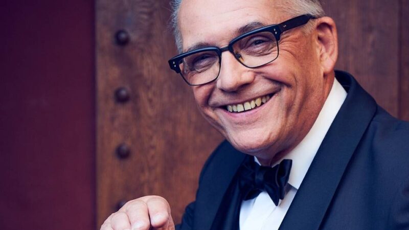 Konzert in Kleve: Götz Alsmann Band interpretiert Schlagergeschichte in der Stadthalle