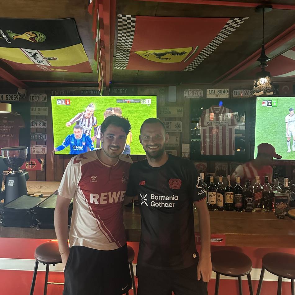 Zwei Fans aus Leverkusen auf Reisen: Werkself gegen den „Effzeh“ – läuft auch in Thailand