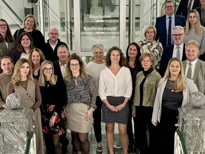 Mitarbeiter aus Radevormwald und Hückeswagen geehrt: Volksbank Oberberg würdigt bei Feierstunde Jubilare