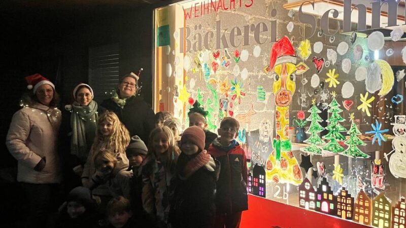 Grundschüler verschönern Schaufenster in Neuss: In der Hoistener Weihnachtsbäckerei