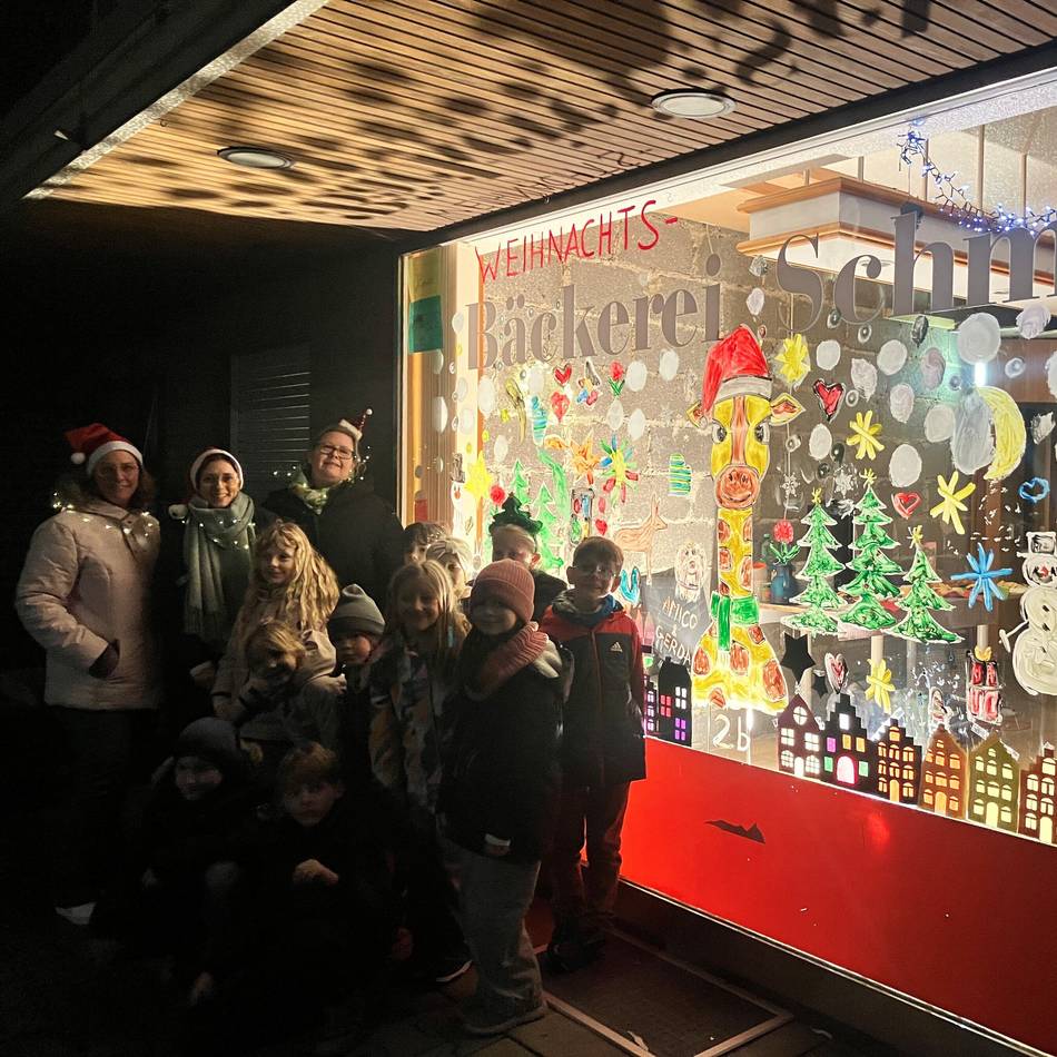 Grundschüler verschönern Schaufenster in Neuss: In der Hoistener Weihnachtsbäckerei