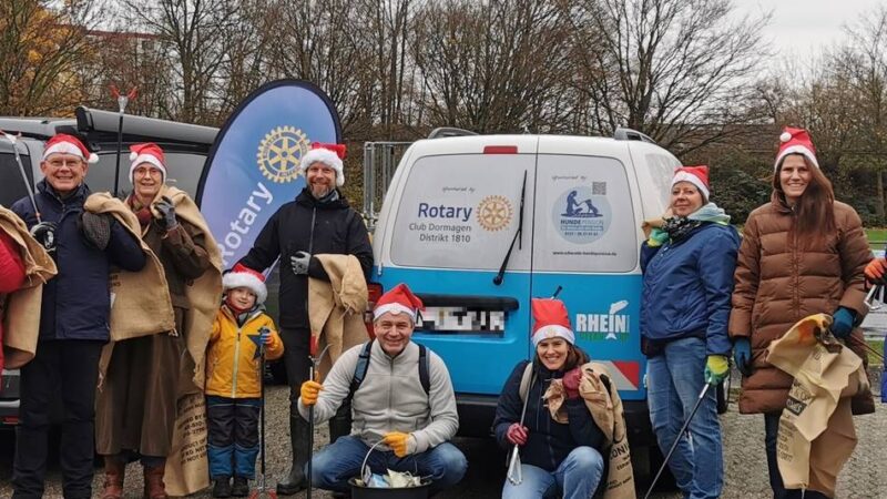 Umweltschutz im Advent: Rotary Club säubert Sportplatz in Horrem