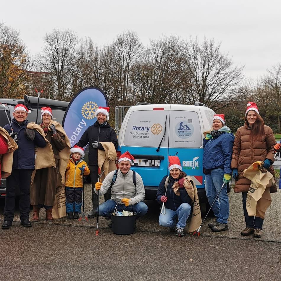 Umweltschutz im Advent: Rotary Club säubert Sportplatz in Horrem