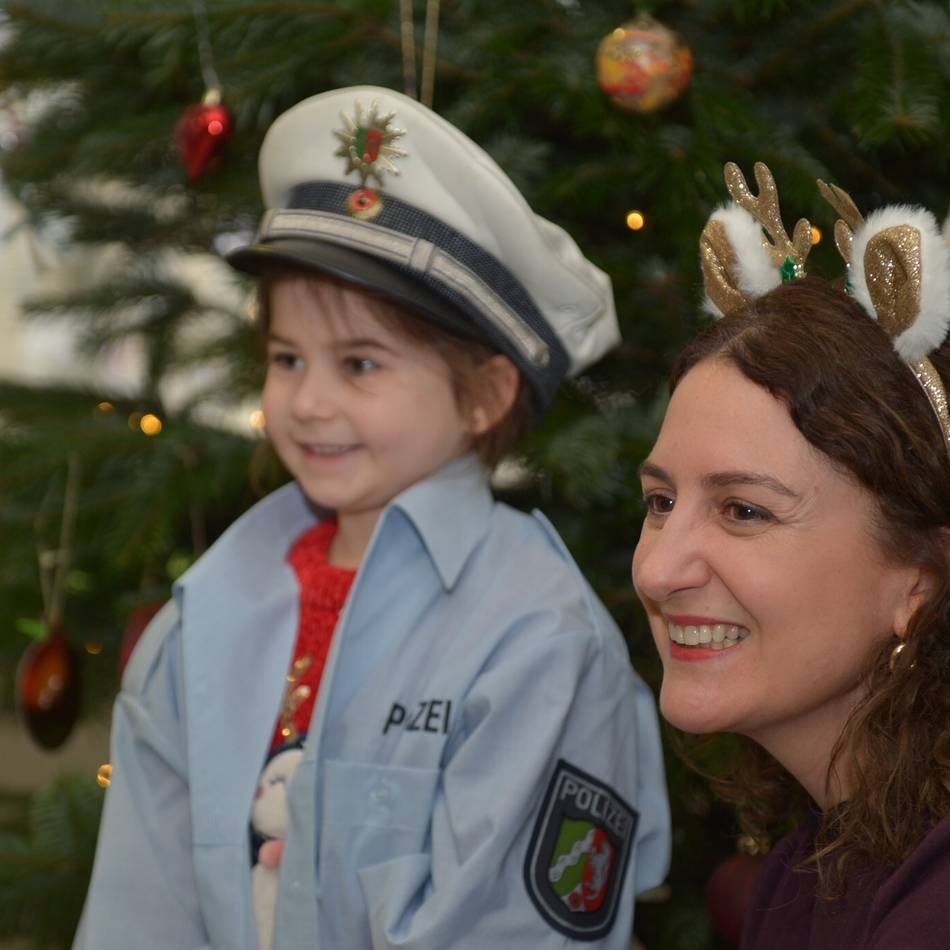 Polizeipräsidium Krefeld: Der Weihnachtsbaum, der Kinderwünsche erfüllt