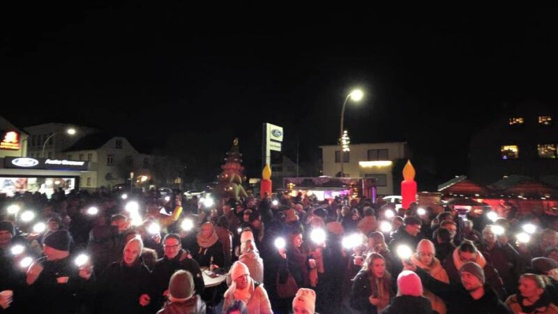 Premiere in der Gartenstadt: Hunderte Wevelinghovener singen Weihnachtslieder