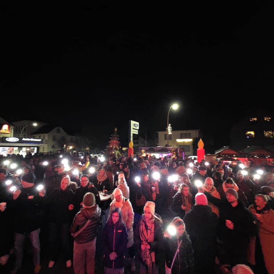 Premiere in der Gartenstadt: Hunderte Wevelinghovener singen Weihnachtslieder