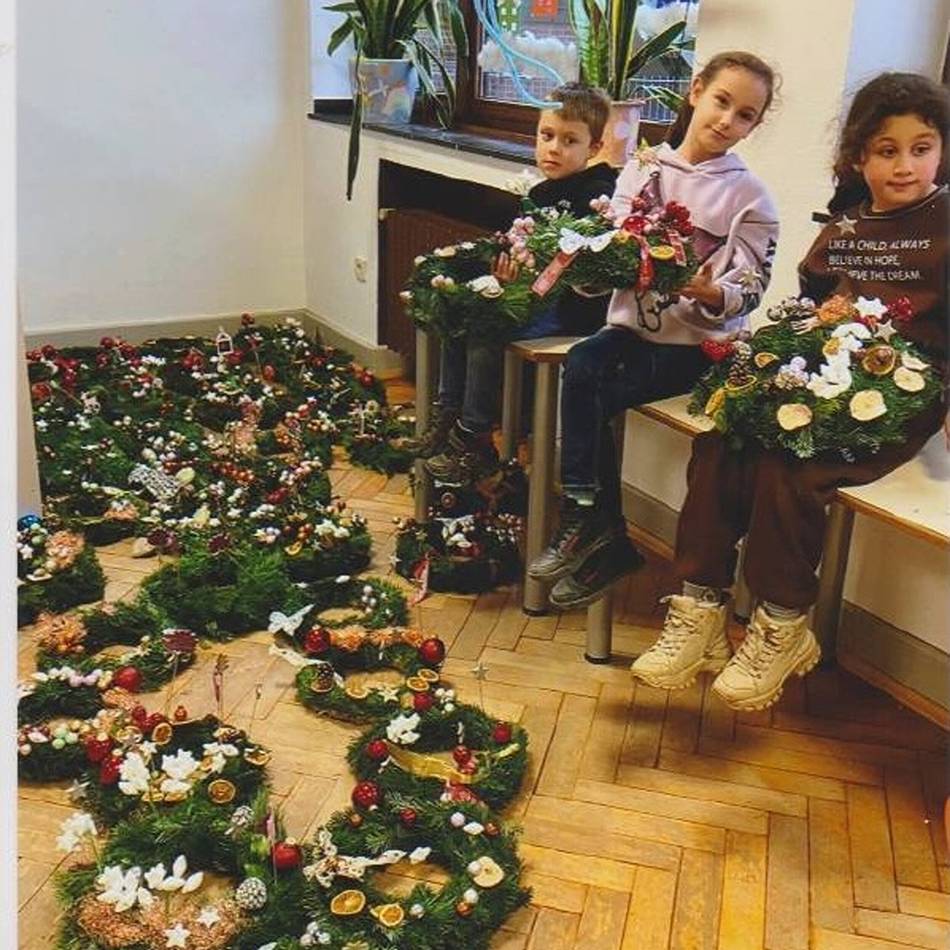 Offener Ganztag in Herongen: Kinder verschenken Adventskränze an die Tafel