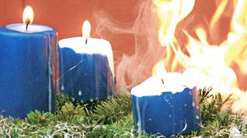 Rettungskräfte in Duisburg-Hochfeld im Einsatz: Brennender Adventskranz sorgt für Feuer in Mehrfamilienhaus