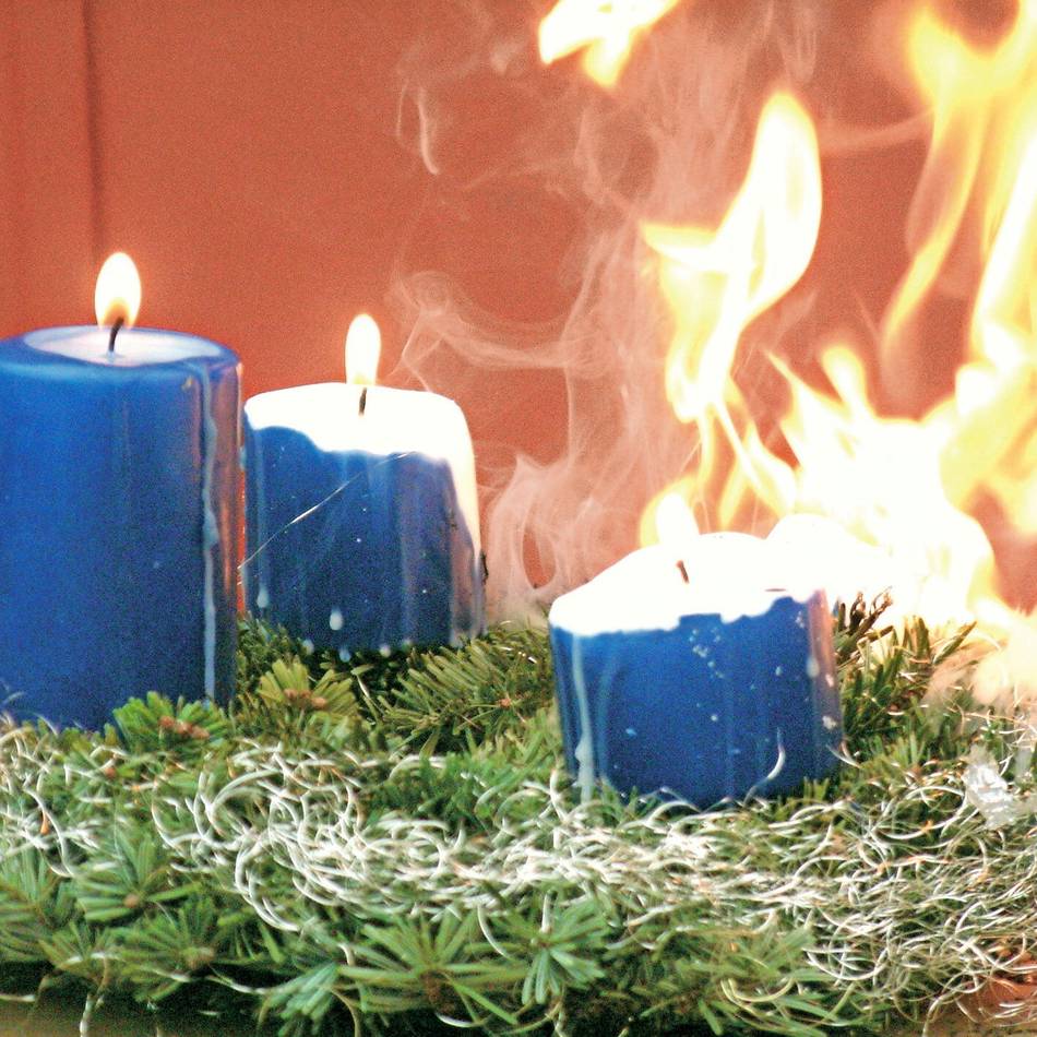 Rettungskräfte in Duisburg-Hochfeld im Einsatz: Brennender Adventskranz sorgt für Feuer in Mehrfamilienhaus