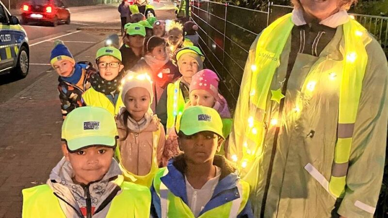 Verkehrssicherheit an Emmericher Schule: Nikoläuse für schlaue Eltern