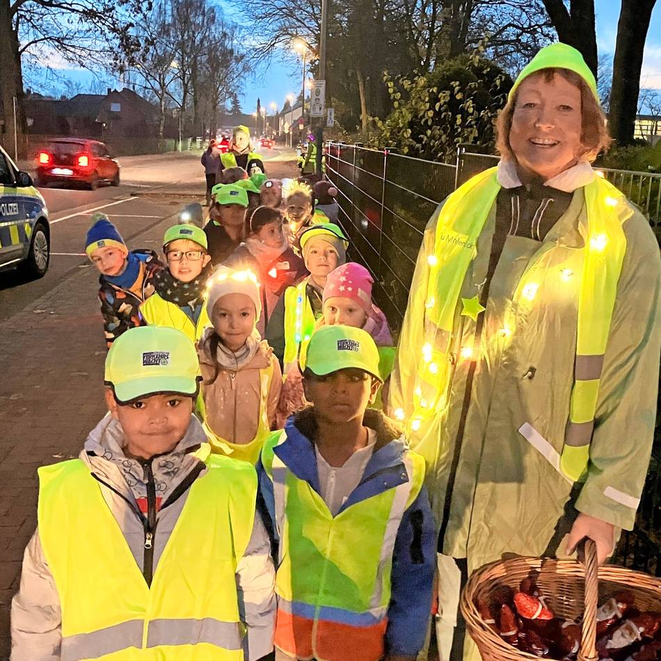 Verkehrssicherheit an Emmericher Schule: Nikoläuse für schlaue Eltern
