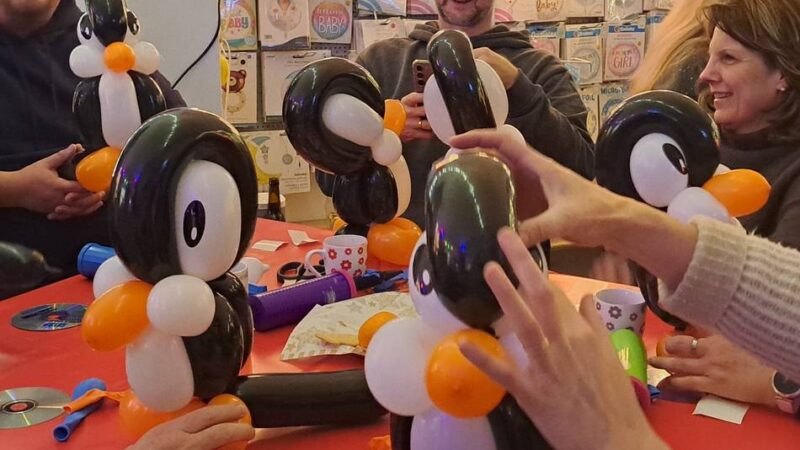 Hückeswagener Ballonmeister lud ein: Teilnehmer fertigten Weihnachts-Pinguine an