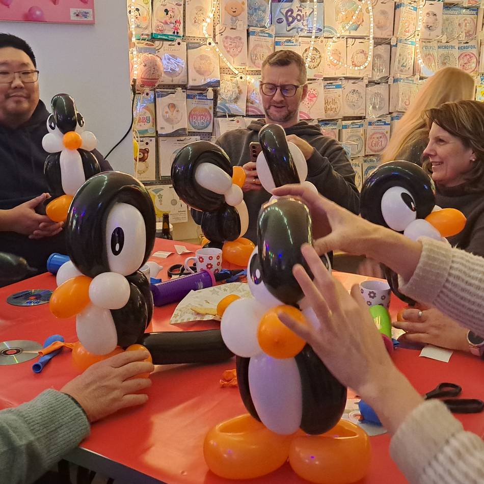 Hückeswagener Ballonmeister lud ein: Teilnehmer fertigten Weihnachts-Pinguine an