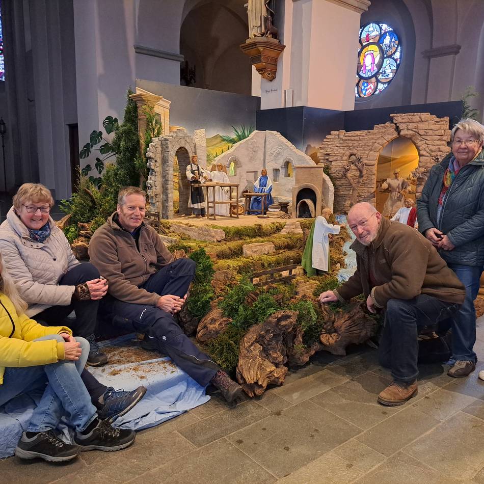 In der Hückeswagener Pfarrkirche wechselt wöchentlich die Krippenszene: Echte Krippenkunst in der Pfarrkirche