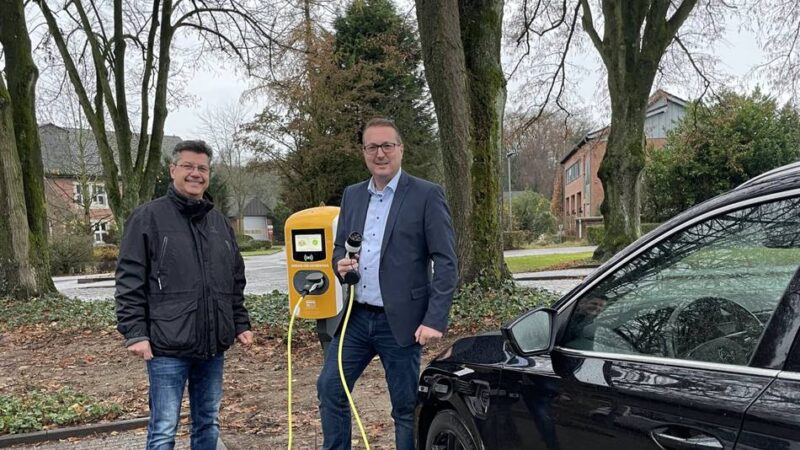 Ladesäulen am Hauptparkplatz: Am Xantener Krankenhaus können jetzt E-Autos geladen werden