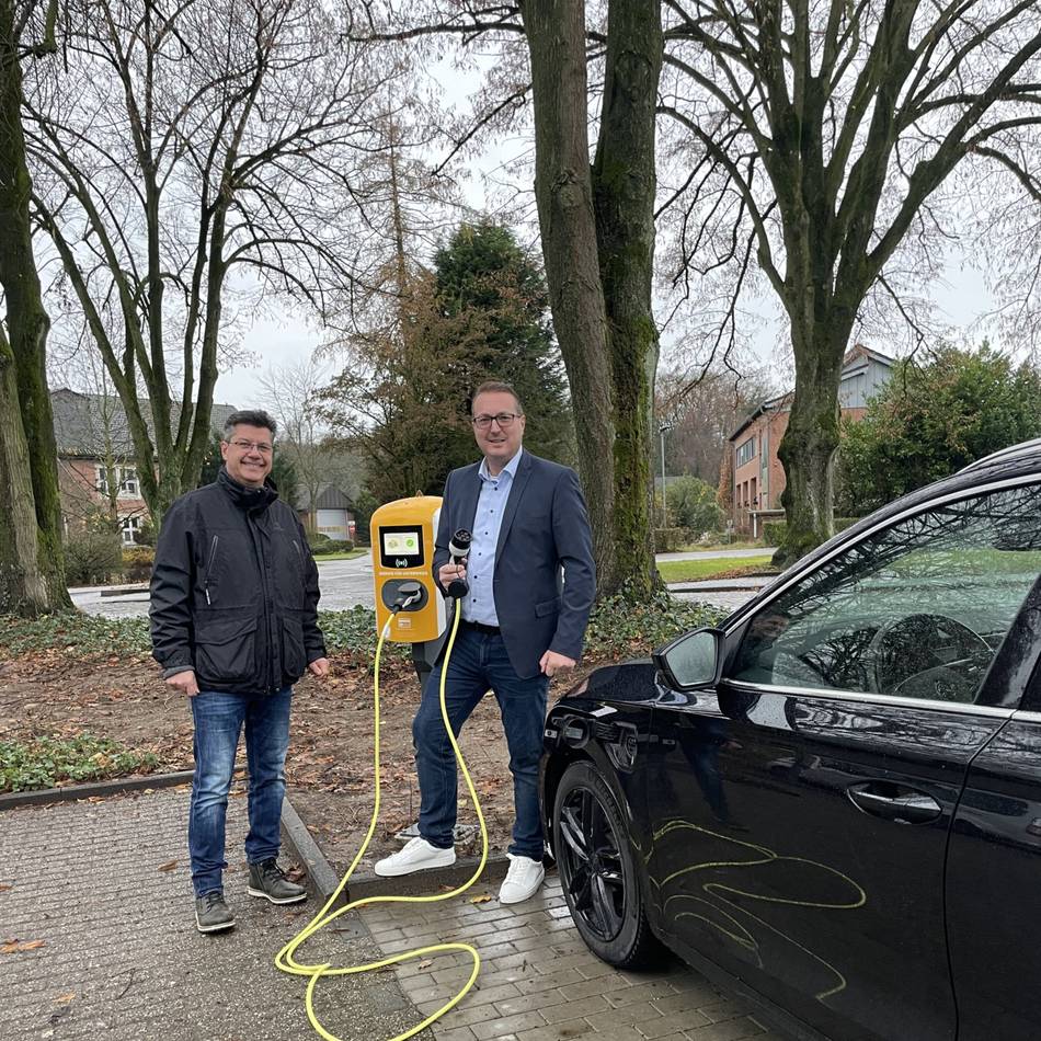 Ladesäulen am Hauptparkplatz: Am Xantener Krankenhaus können jetzt E-Autos geladen werden