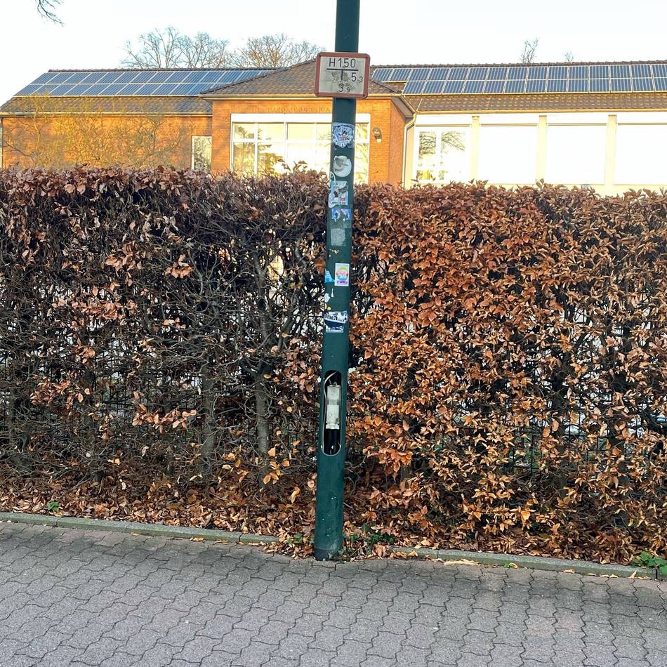 An der Antoniusschule Kevelaer: Unbekannte stehlen Abdeckklappen von Straßenlaternen