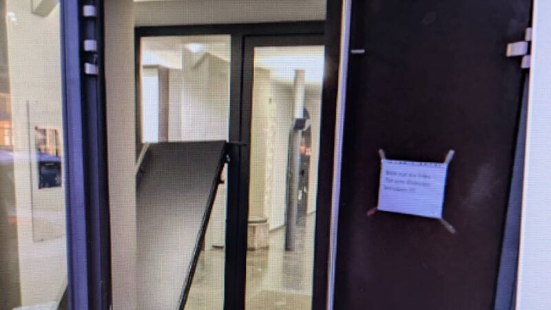 Unfall in Mönchengladbach: Fahranfänger verwechselt Gänge – Auto kracht in Kirchentür