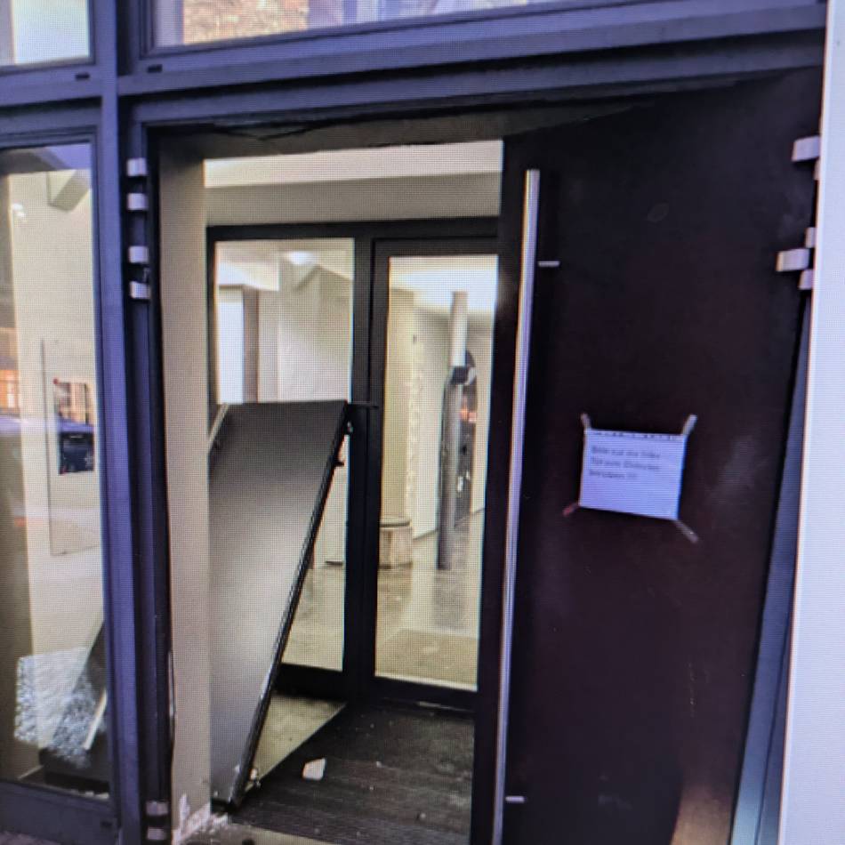 Unfall in Mönchengladbach: Fahranfänger verwechselt Gänge – Auto kracht in Kirchentür