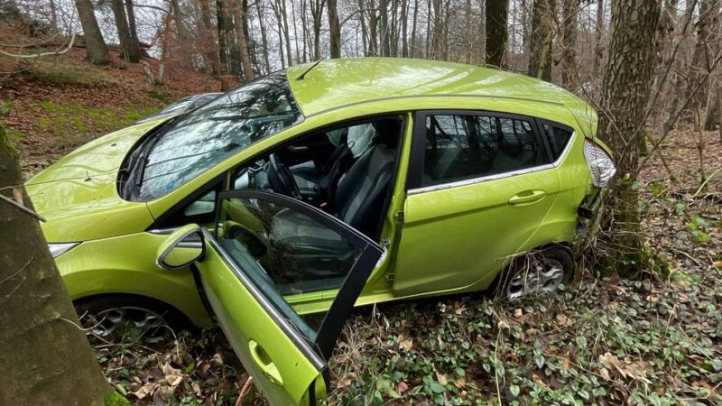 Auto von Hückeswagenerin landet in Böschung: Zwei Verletzte bei Unfall auf K5 bei Kobeshofen