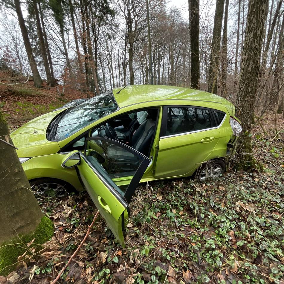Auto von Hückeswagenerin landet in Böschung: Zwei Verletzte bei Unfall auf K5 bei Kobeshofen