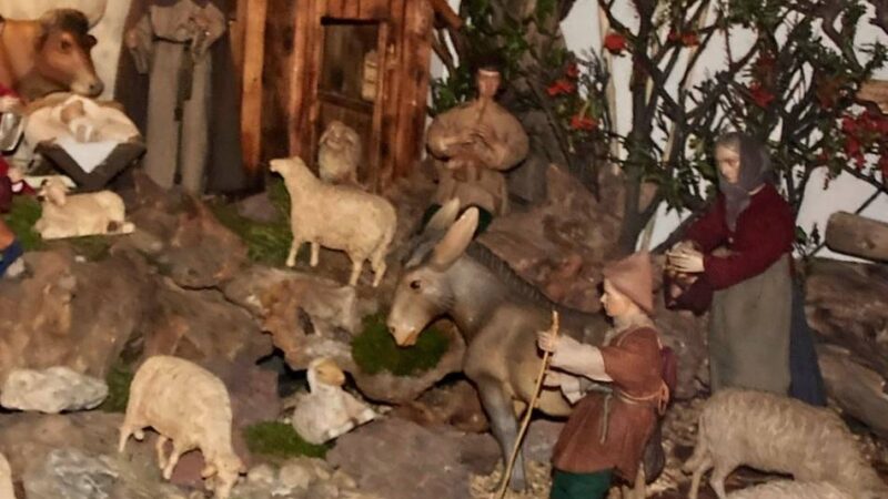 Polizei hofft auf Zeugen: Unbekannte Täter stehlen in Weseler Kirche eine 70 Jahre alte Esel-Krippenfigur