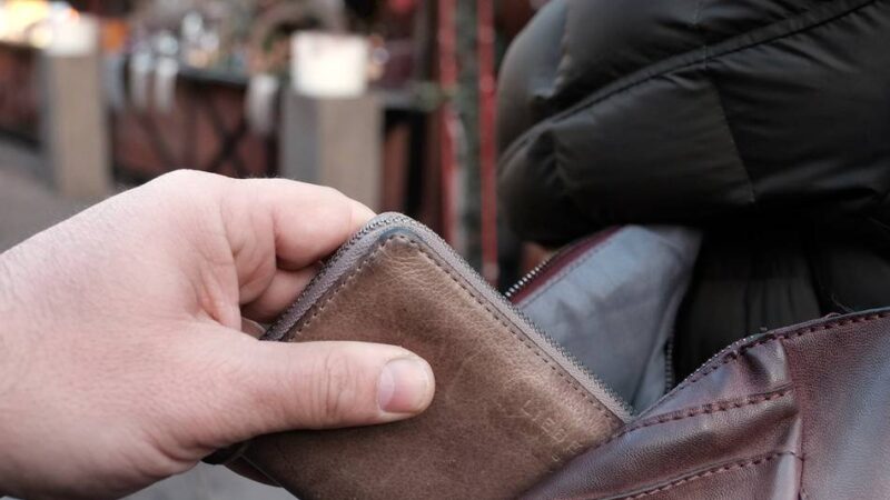 Rat von Hückeswagener Versicherungsexperten: Opfer eines Diebstahls auf Weihnachtsmarkt – was tun?