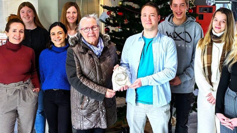 Rathaus-Azubis in Wermelskirchen: Waffelverkauf bringt über 555 Euro für die Tafel