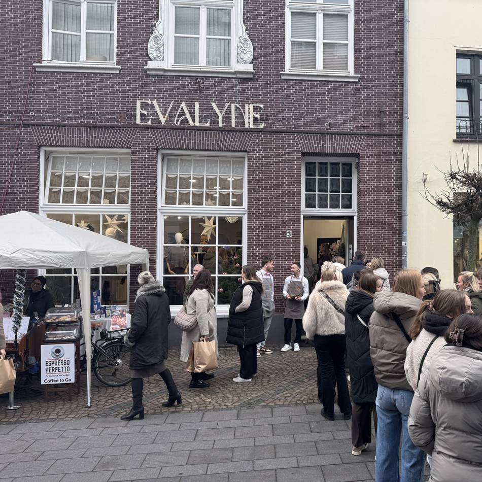 Concept Store in Innenstadt gezogen: Warteschlange vor Modegeschäft – Evalyne in Xantens Fußgängerzone eröffnet