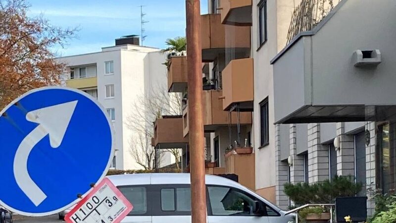 Verkehrszeichen in Leverkusen: Der Schilderwald kostet bis zu 100.000 Euro im Jahr