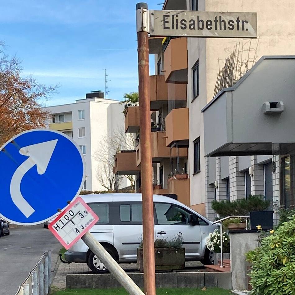 Verkehrszeichen in Leverkusen: Der Schilderwald kostet bis zu 100.000 Euro im Jahr