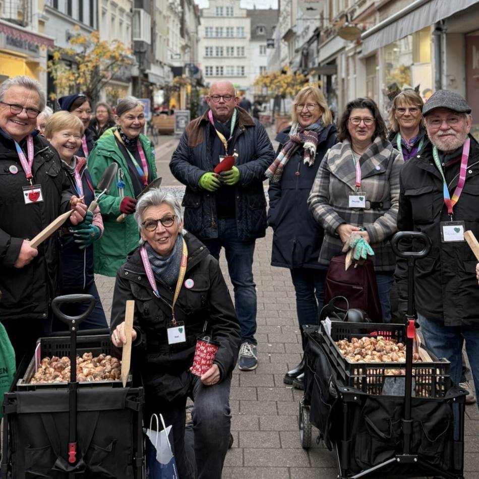 Blumengruß für Neuss: „Grünes Herz“ pflanzt Tulpen in der Innenstadt