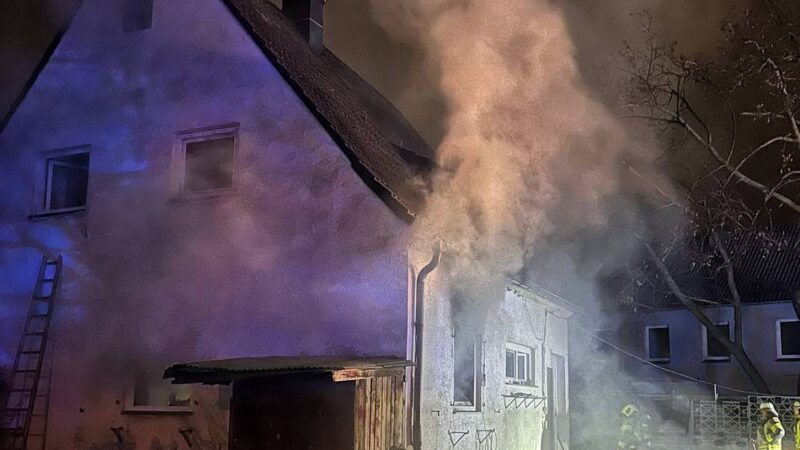 Flammen in Neusser Einfamilienhaus: Feuerwehr muss Brand an der Büdericher Straße löschen