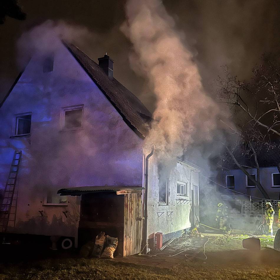 Flammen in Neusser Einfamilienhaus: Feuerwehr muss Brand an der Büdericher Straße löschen