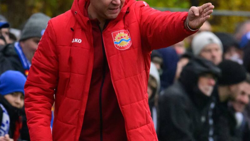 Oberliga-Spiel beim SC St. Tönis: Trainer Heinrich Losing bleibt dem SV Sonsbeck treu