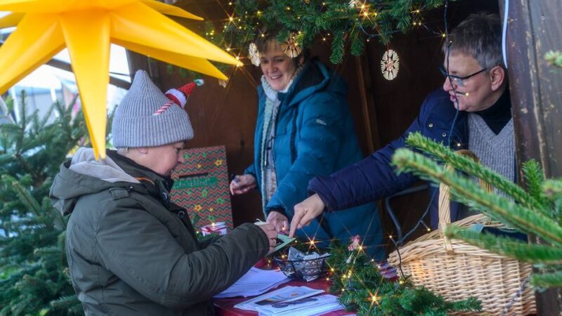 Auf dem Dorf- und Festplatz: Weihnachtsmarkt in Rommerskirchen lockt Jung und Alt