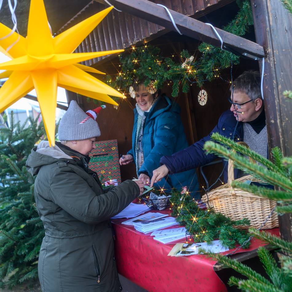 Auf dem Dorf- und Festplatz: Weihnachtsmarkt in Rommerskirchen lockt Jung und Alt