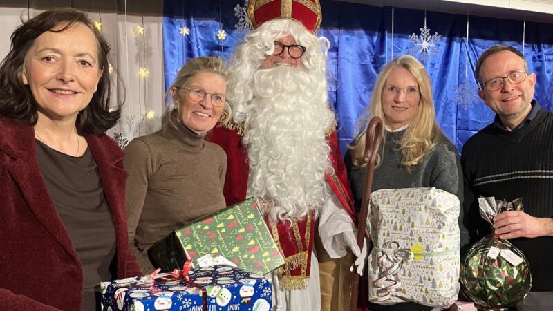 „Neuss Hilft“ verteilt 112 Geschenke in Weckhoven: Wenn der Arzt zum Weihnachtsmann wird