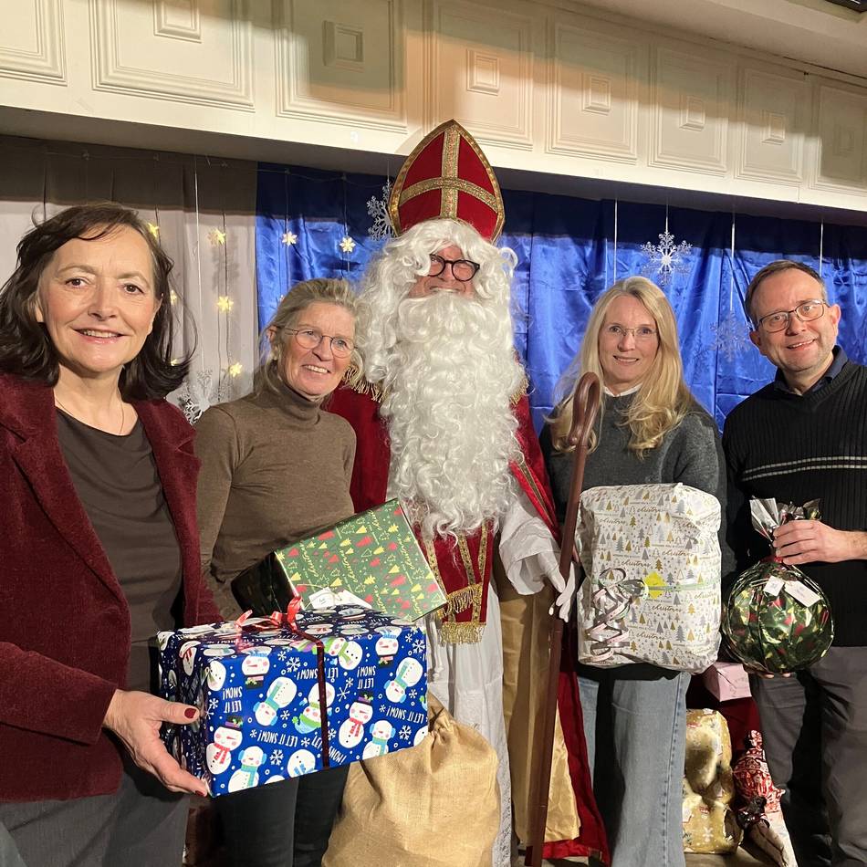 „Neuss Hilft“ verteilt 112 Geschenke in Weckhoven: Wenn der Arzt zum Weihnachtsmann wird