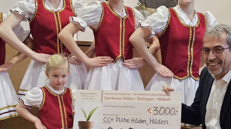 Spende der Sparkasse Hilden: Neue Winterjacken für die CCH-Flöhe