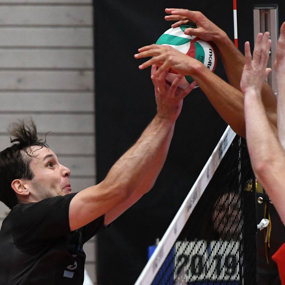 Spiel kurz vor dem Abbruch: Spontent-Spieler verletzt sich in der Regenwasser-Pfütze