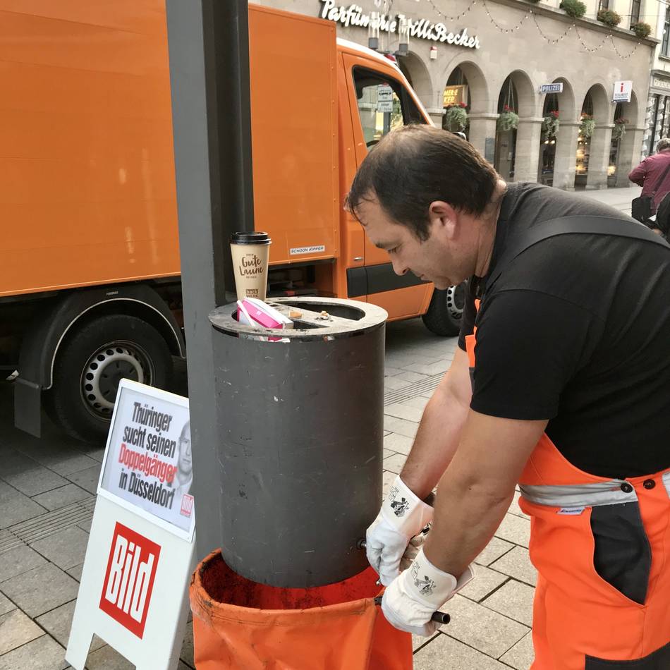 AWL Neuss bereitet sich auf Neujahr vor: Mit sechs Freiwilligen gegen die Reste der Silvesterböllerei