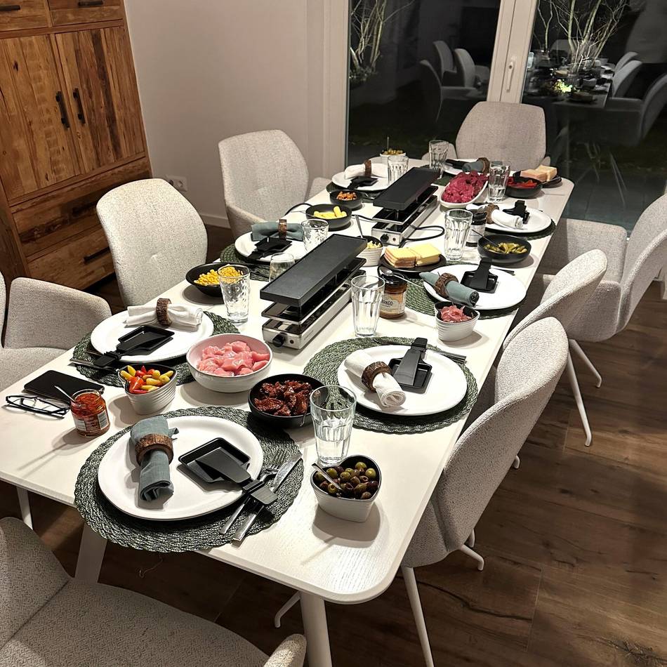 Der ewige Kampf beim Silvester-Essen: Raclette oder Fondue – was kommt in Kaarst auf den Tisch?