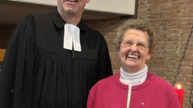 Evangelische Kirchengemeinde Dormagen: Schöner als das Bundesverdienstkreuz – Ehrung für Waltraud Kinna