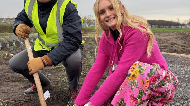 IGA 2027 in Duisburg: Rosenkönigin Theresa pflanzt die erste Rose